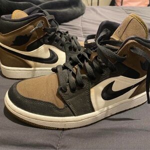 Wmns air Jordan 1 mid SE “Olive toe”